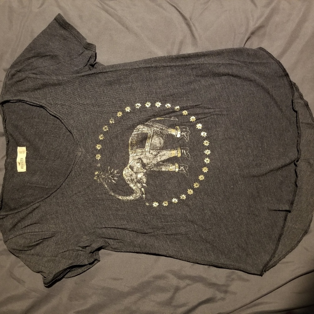 Hollister elephant tee